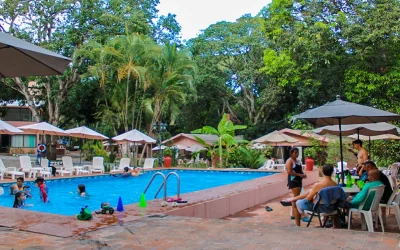 Hotel con alberca y buffet para escaparte
